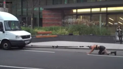 Une femme tire sa camionnette en panne avec… ses cheveux ! (Vidéo)